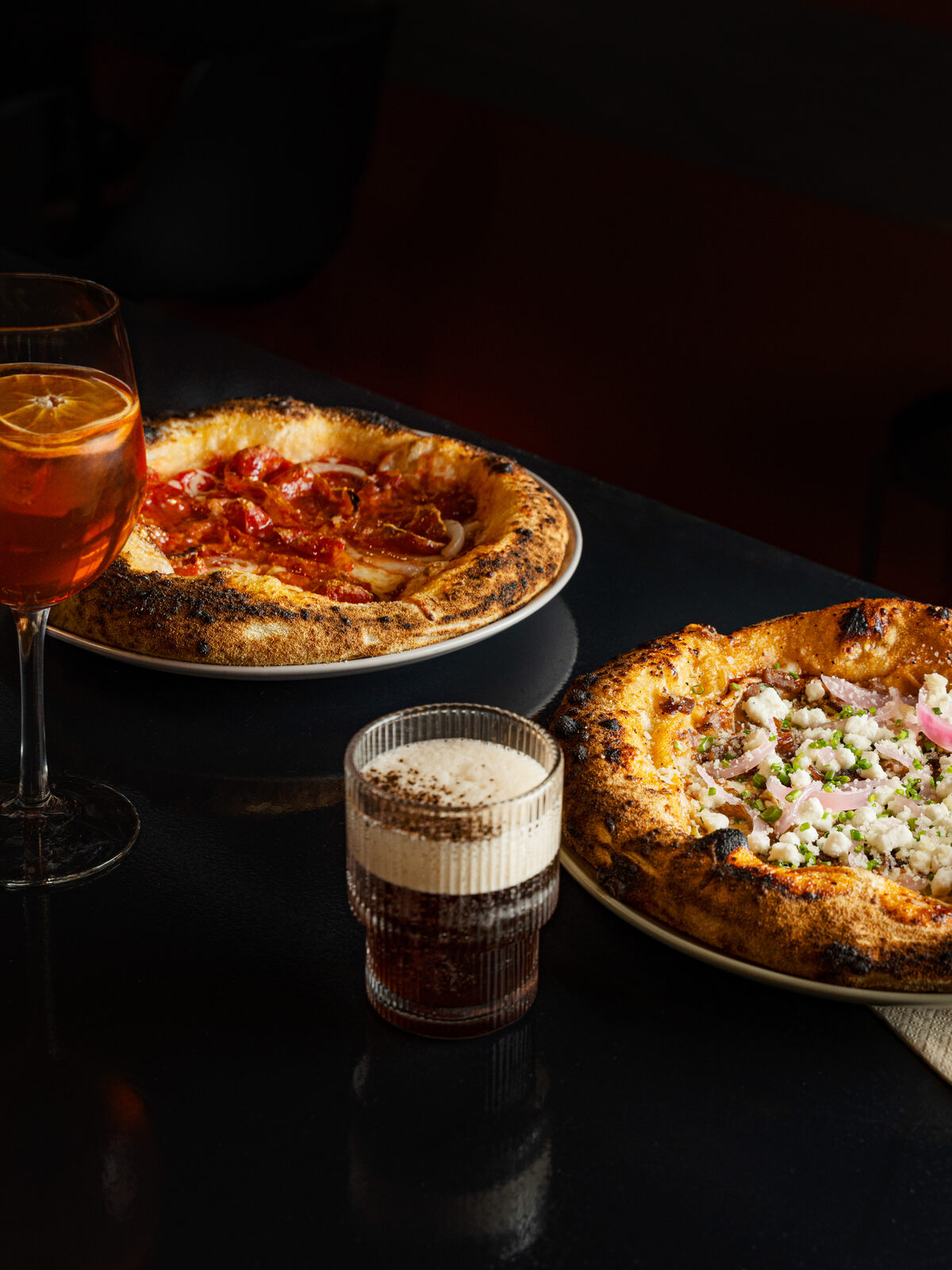 Pizzas du four à bois et verres