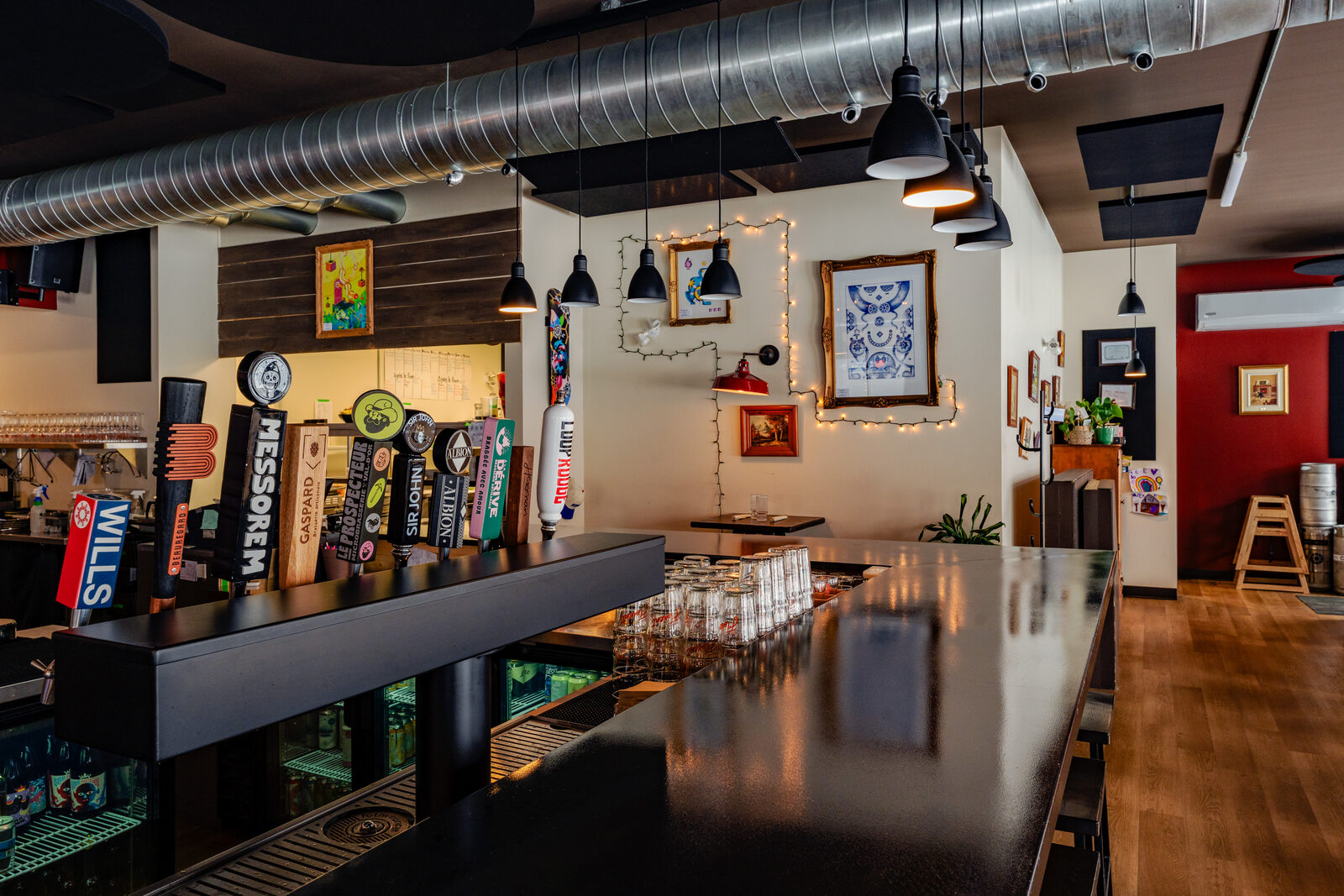 Le comptoir et les pompes à bière