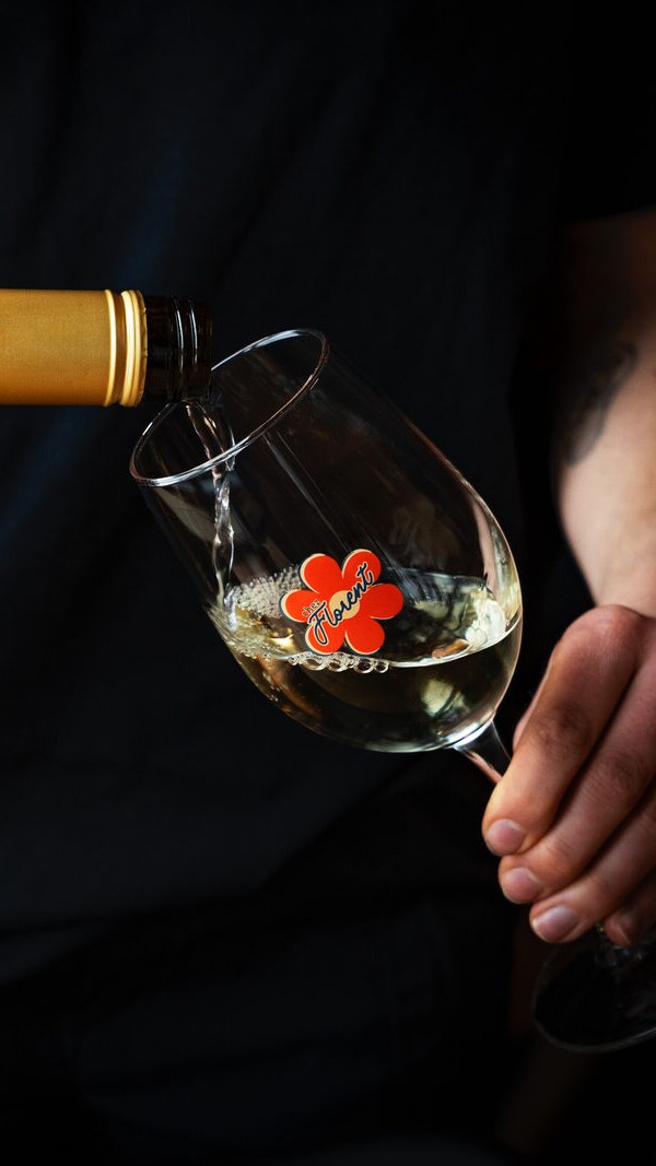Vin québécois versé au verre