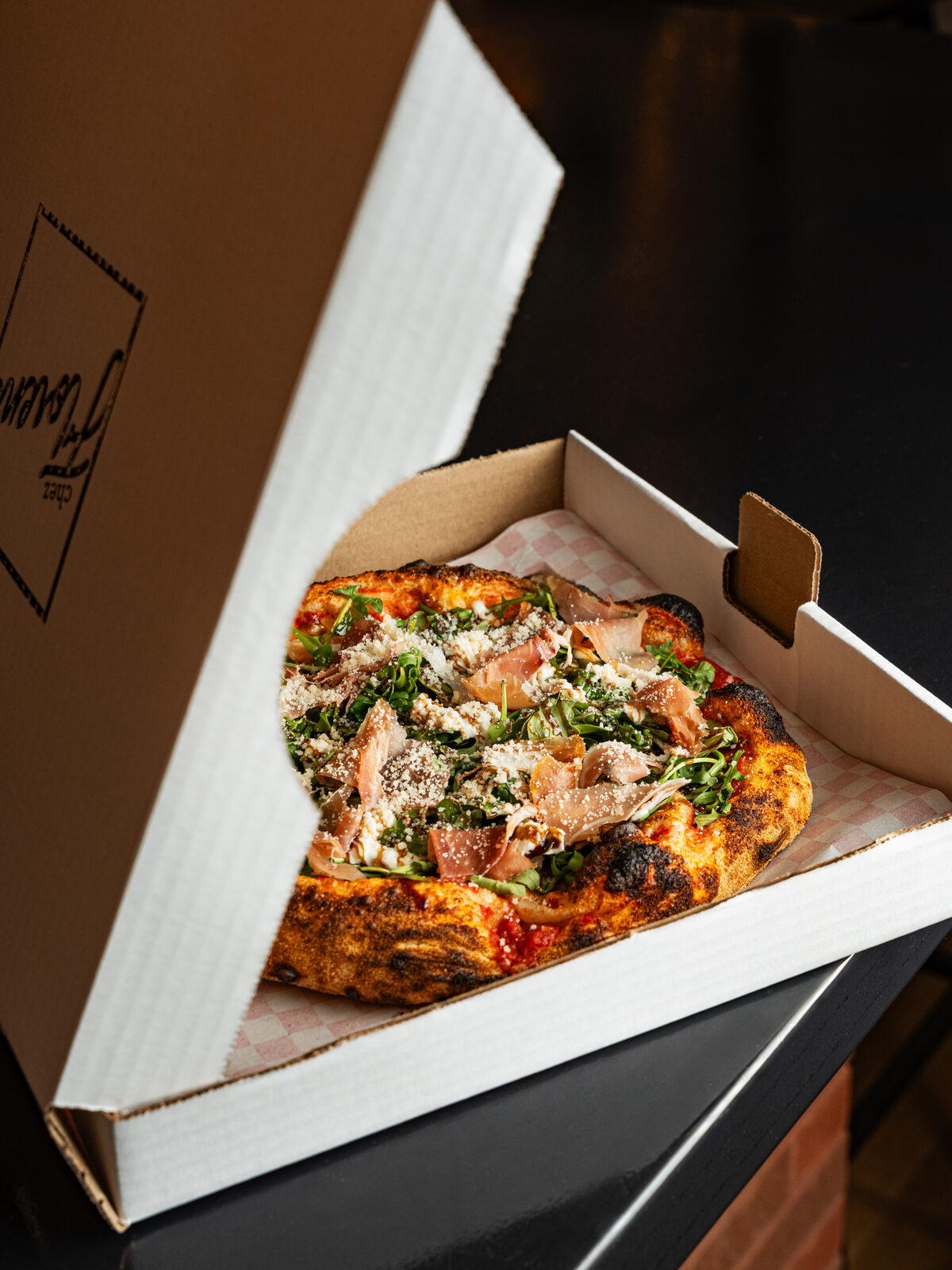Pizza du four à bois dans sa boîte Chez Florent