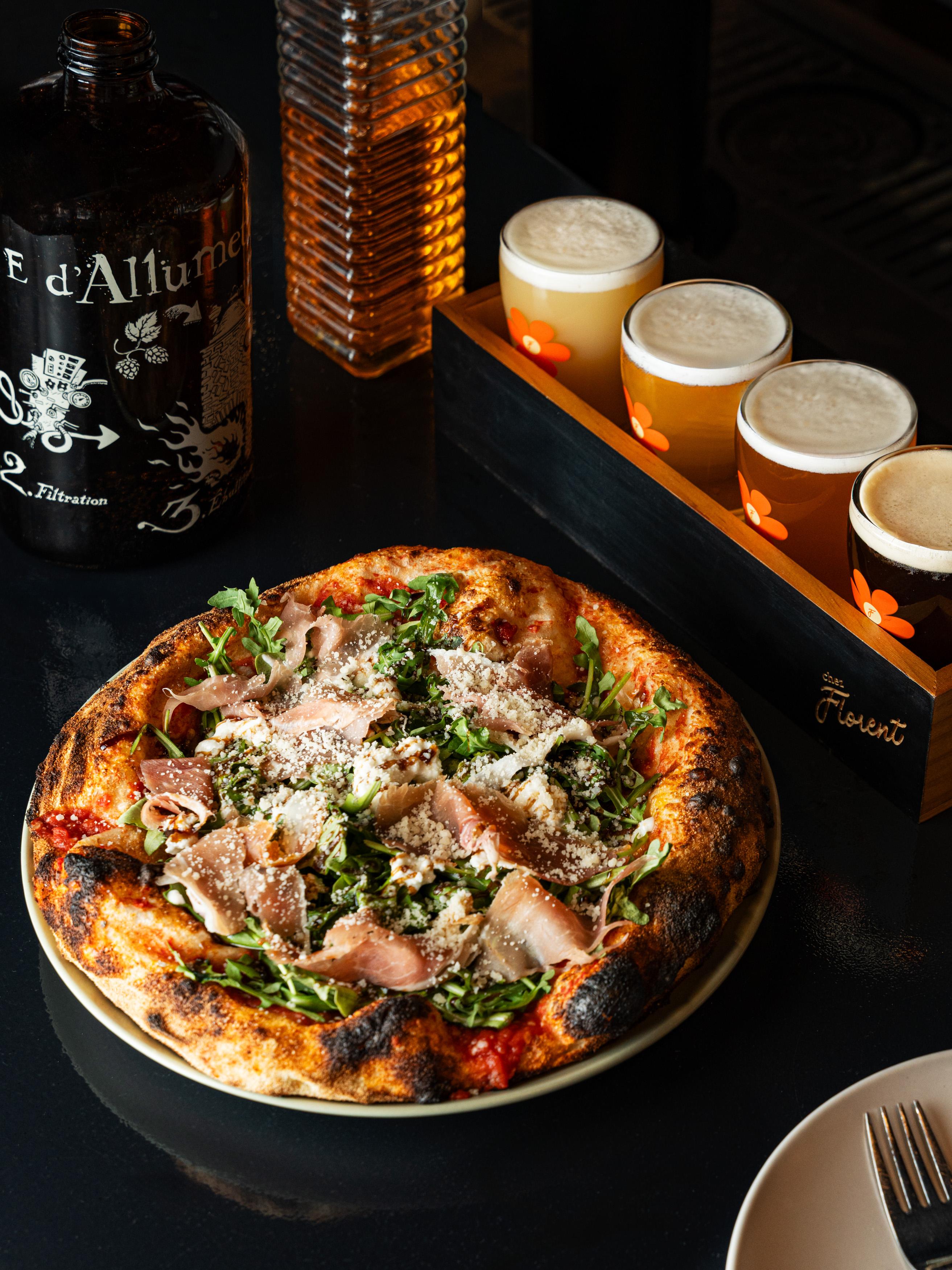 Pizza du four à bois servie sur planche